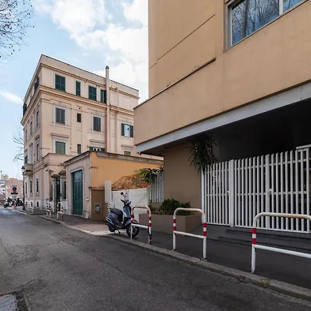 Along The Tiber Daire